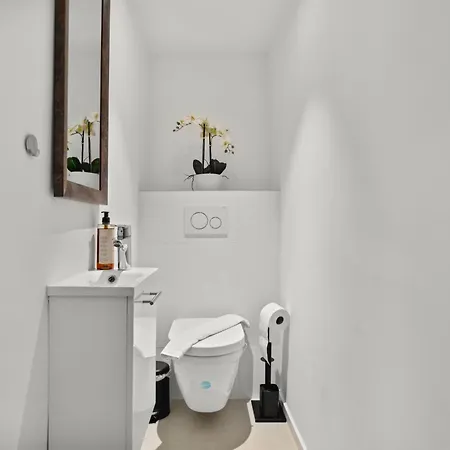 Traumhaft Gelegene Altbau-wohnung Im Herzen Von - Parking