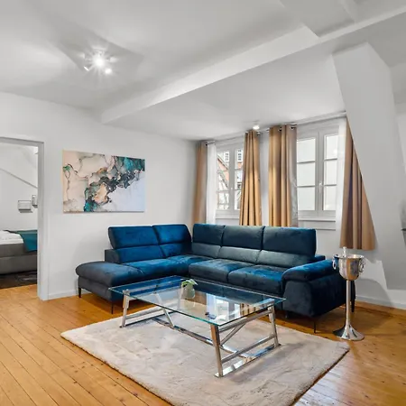 Traumhaft Gelegene Altbau-wohnung Im Herzen Von - Parking Apartamento