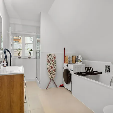 Traumhaft Gelegene Altbau-wohnung Im Herzen Von - Parking Apartmán