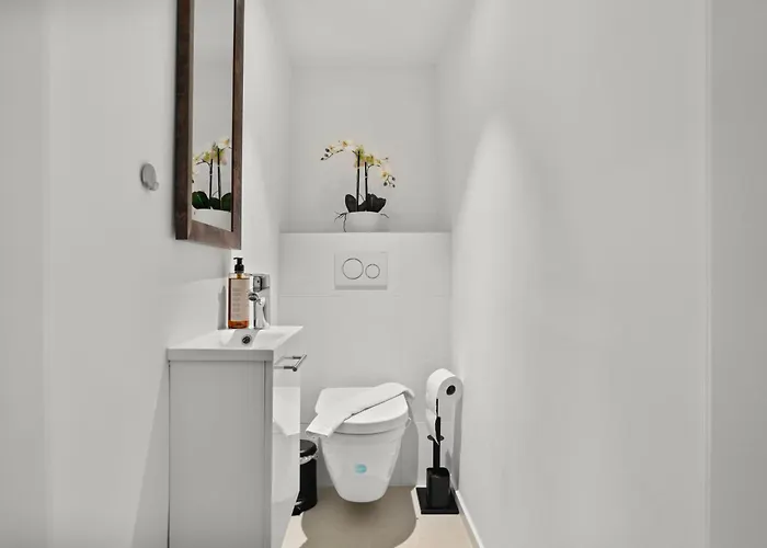 Traumhaft Gelegene Altbau-wohnung Im Herzen Von - Parking